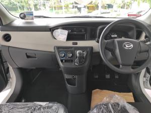 Daihatsu Sigra type D interior
